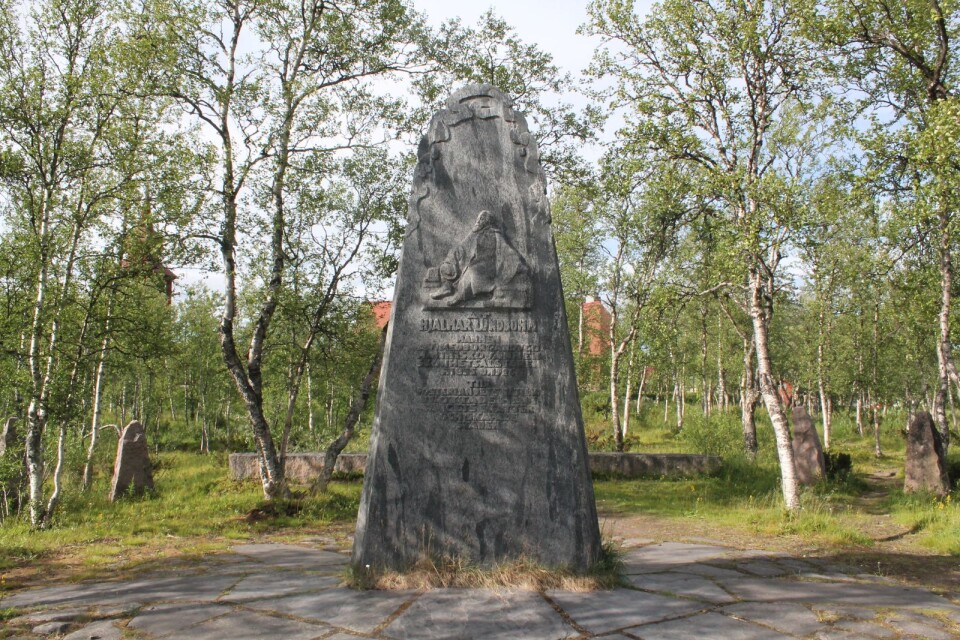 Hjalmar Lundbohms grav i en naturpark invid Kiruna kyrka. Inskriptionen är författad av Albert Engström.