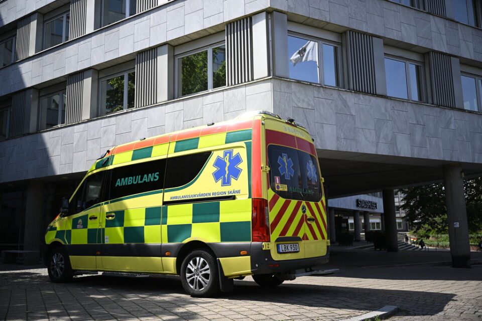 Ambulans på plats vid Stadshuset i Malmö på måndagsförmiddagen. En kvinna har skadats och har anmält att hon blivit puttad när hon färdades på en elsparkcykel.