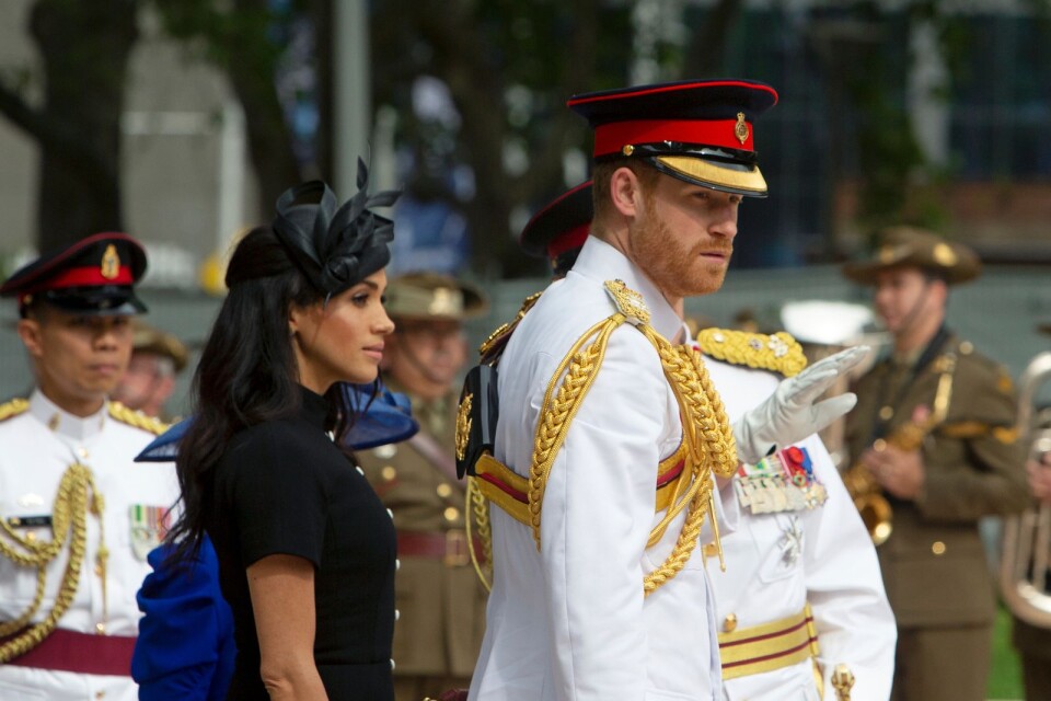 Sammanpressade leenden för syns skull. Den brittiske prinsen Harry och hertiginnan av Sussex, Meghan, besökte Australien 2018. I dag lever de som privatpersoner i USA efter att ha lämnat kungahuset.
