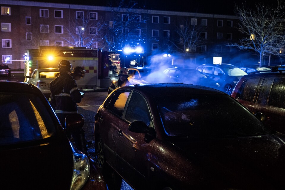 Räddningstjänsten framme vid en bilbrand på Näsby, under natten till onsdag.