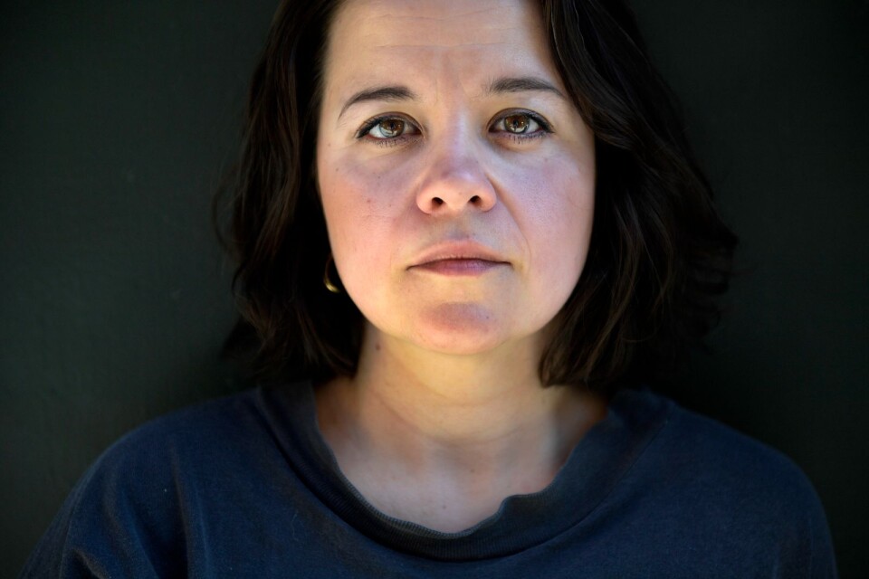 Caroline Ringskog Ferrada-Noli är författare och aktuell med sin andra roman. Hon har också skrivit och regisserat serien "Juicebaren" i SVT. Just nu är hon föräldraledig med sitt andra barn.