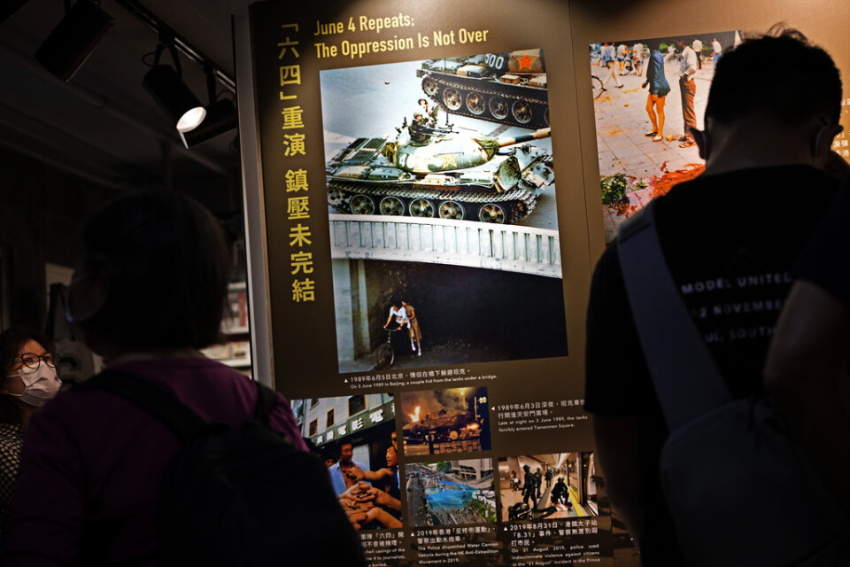 De sista besökarna lämnar Fjärde juni-museet i Hongkong. Museet, som visar utställningar om massakern på Himmelska fridens torg i Peking 1989, tvingades stänga tre dagar före massakerns årsdag.
