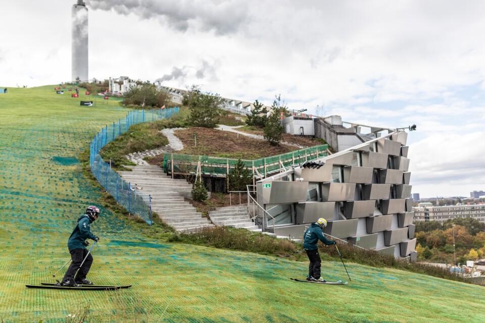 Copenhill (Amager bakke) är en avfalls- och energianläggning som också är en aktivitetspark med hållbarhetsprofil. Här finns en 400 meter lång skidbacke och världens högsta klättervägg (85m hög!). Copenhill är skapad av arkitektbyrån Bjarke Ingels Group (BIG) och  utsågs till Årets Världsbyggnad 2021.