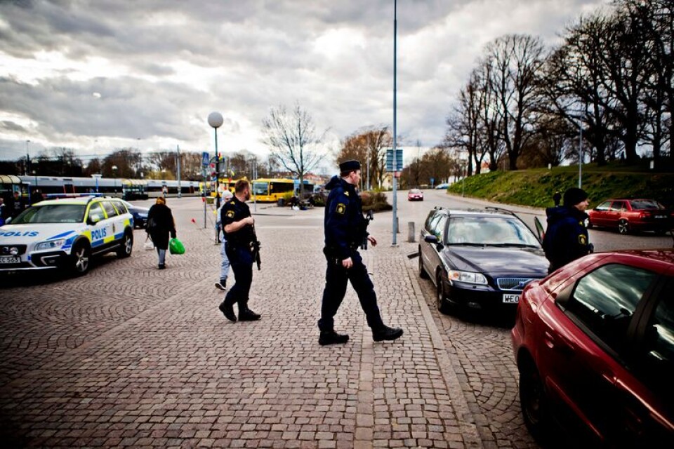 Tungt beväpnade poliser vid Centralstationen i Kalmar sedan säkerhetsläget höjts efter terrordådet i centrala Stockholm i april.