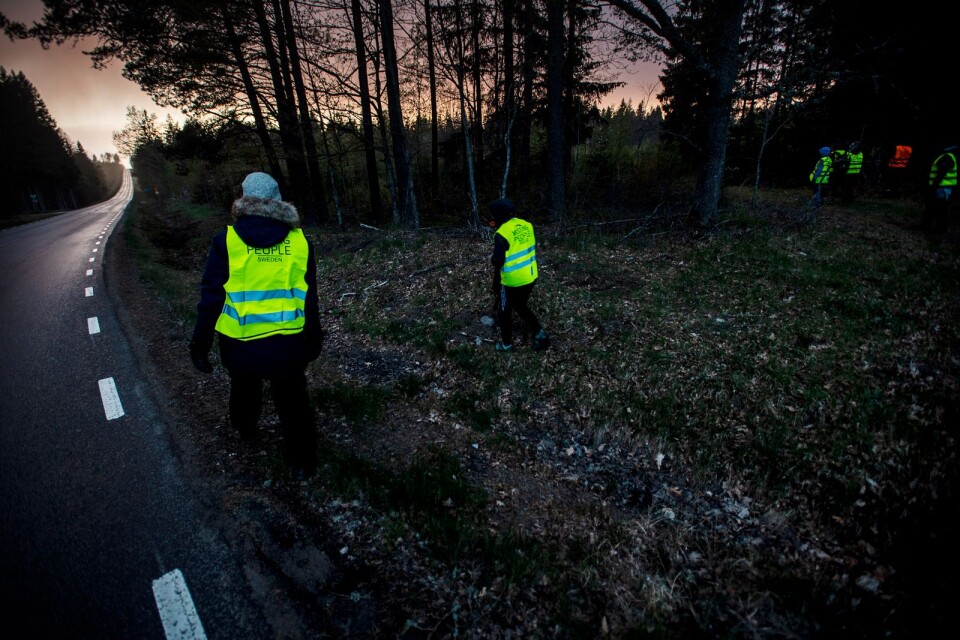 Sökinsatsen efter den försvunne mannen från Växjö utökades under måndagen. Här Missing people som söker av i Gemla.