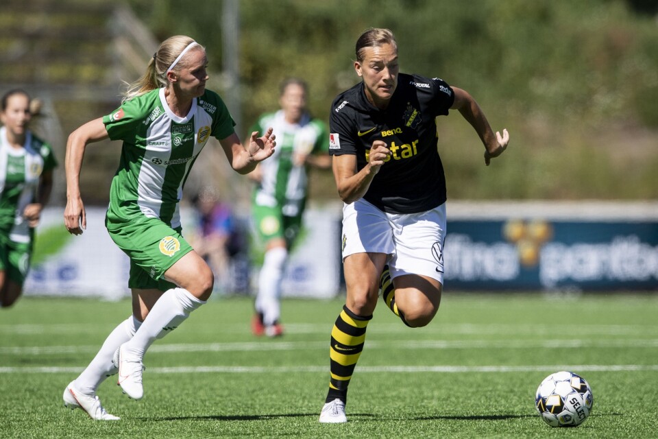 Hammarbys Elsa Karlsson och AIK:s Jenny Danielsson under en match 2020.