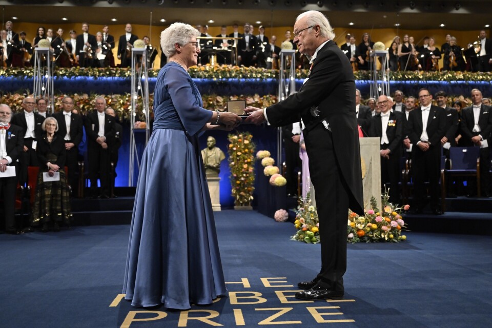 Lundabon och professorn i fysik Anne L’Huillier mottog sitt Nobelpris av kung Carl Gustaf i Konserthuset i Stockholm den 10 december.