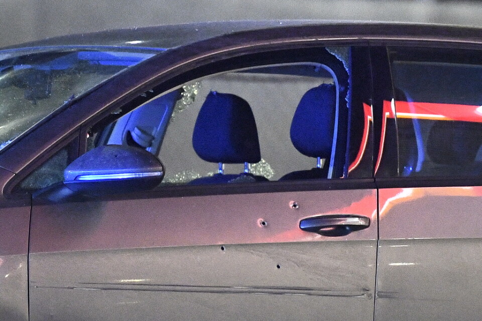 Två personer har förts till sjukhus sedan deras bil beskjutits vid en bensinmack i Kungens kurva. Bilen fick många skotthål.