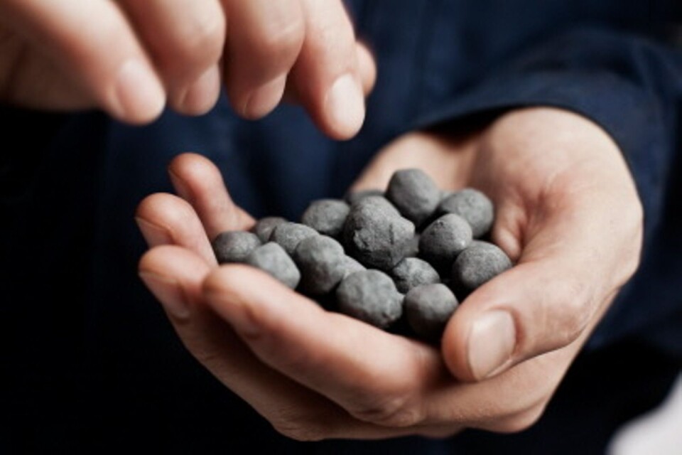 LKAB:s huvudprodukt från järnmalmen är sådana här små kulor, pellets.