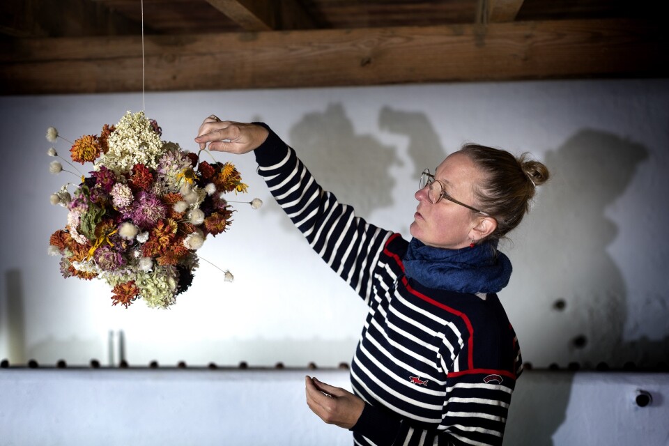 Nina Sinkkonen berättar om vad besökarna kan förvänta sig i hennes ateljé – "Här får man se teckningar och installationer av mig samt måleri av Marie Pemer.”