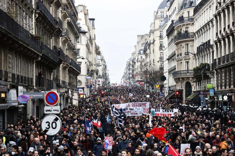 Strejkande arbetare demonstrerar i Paris.