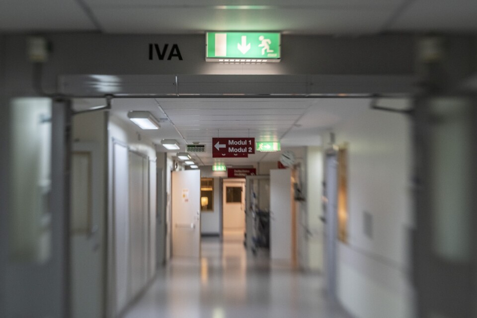 En person vårdas på en intensivvårdsavdelning i Stockholm efter att ha smittats av coronaviruset. Arkivbild.