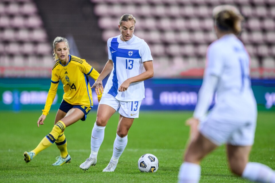Jenny Danielsson håller undan för Nathalie Björn under ett VM-kval 2022.