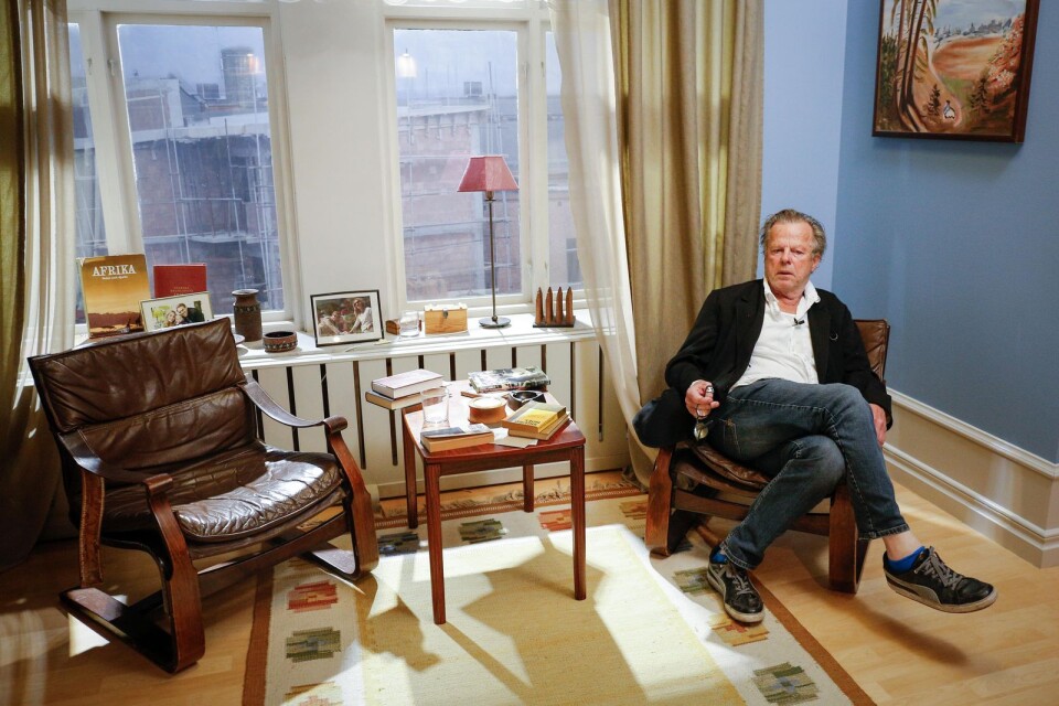 Krister Henriksson i Kurt Wallanders vardagsrum på Ystad Studios Visitor Center, som han besökte i samband med inspelningen av den nya dokumentären.