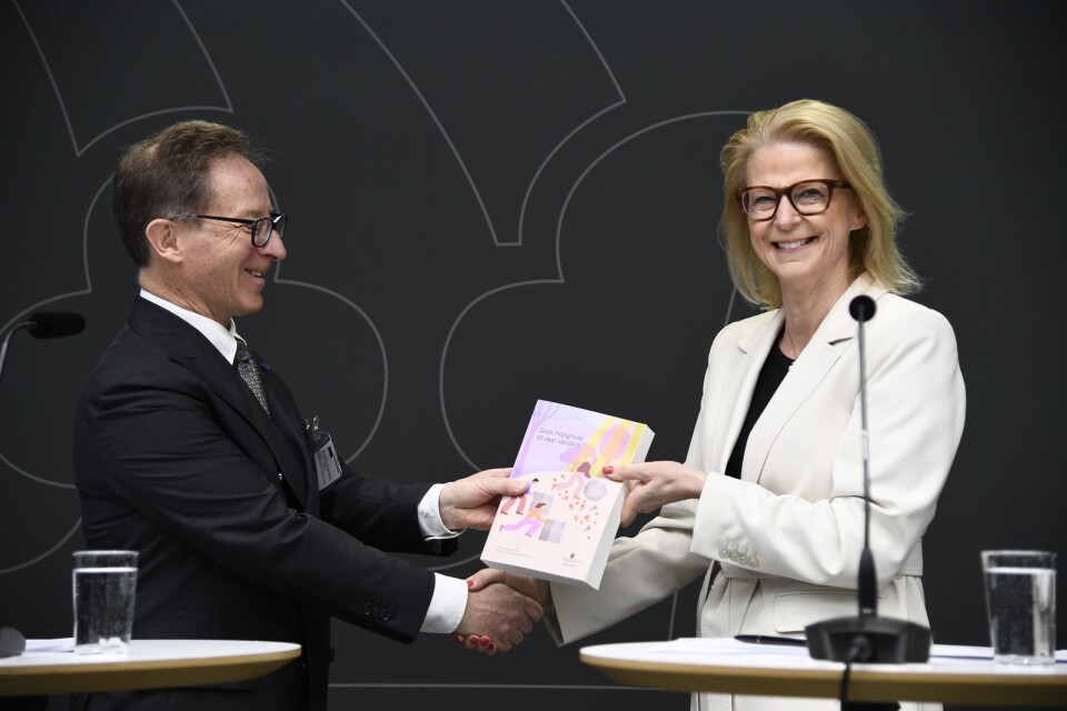 Viktig lunta. Produktivitetskommissionens Hans Lindblad överlämnar sitt delbetänkande till finansminister Elisabeth Svantesson (M).