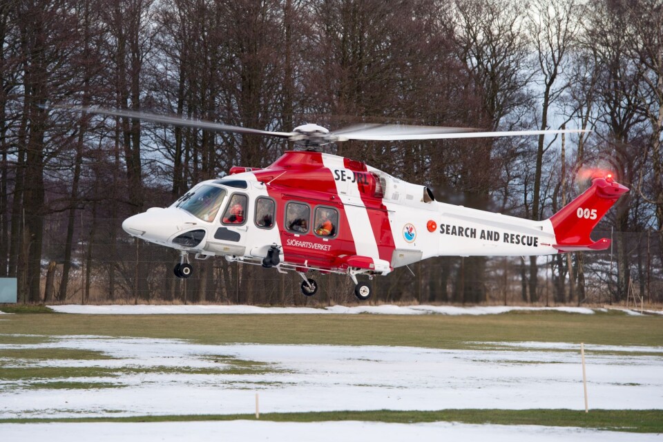 Sjöräddningens helikopter släppte av de två piloterna på fotbollsplanen på Sturkö.