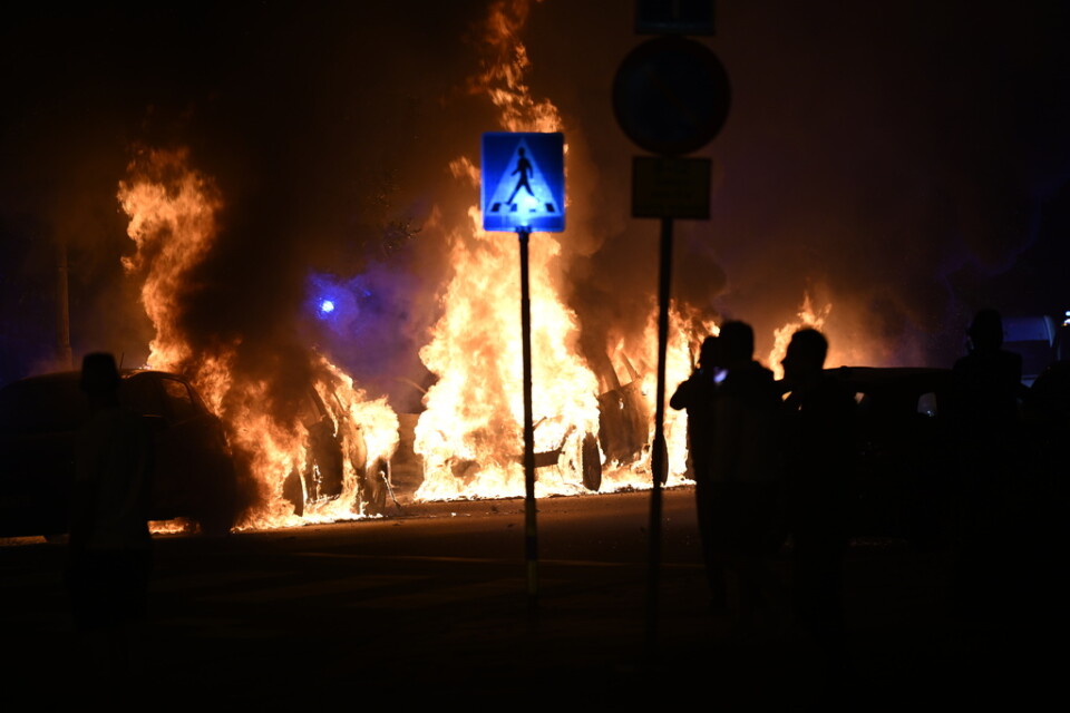 Polis på plats i samband med flera bilbränder på Ramels väg i Malmö på söndagen.