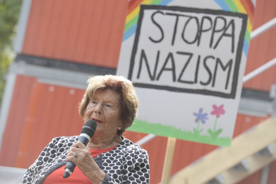 Livia Fränkel, ordförande i Föreningen Förintelsens överlevande, när hon talar vid en manifestation mot nazism och rasism på Raoul Wallenbergs torg i Stockholm. Förintelseöverlevaren Livia Fränkel, är yngre syster till Hédi Fried som avled 2022.