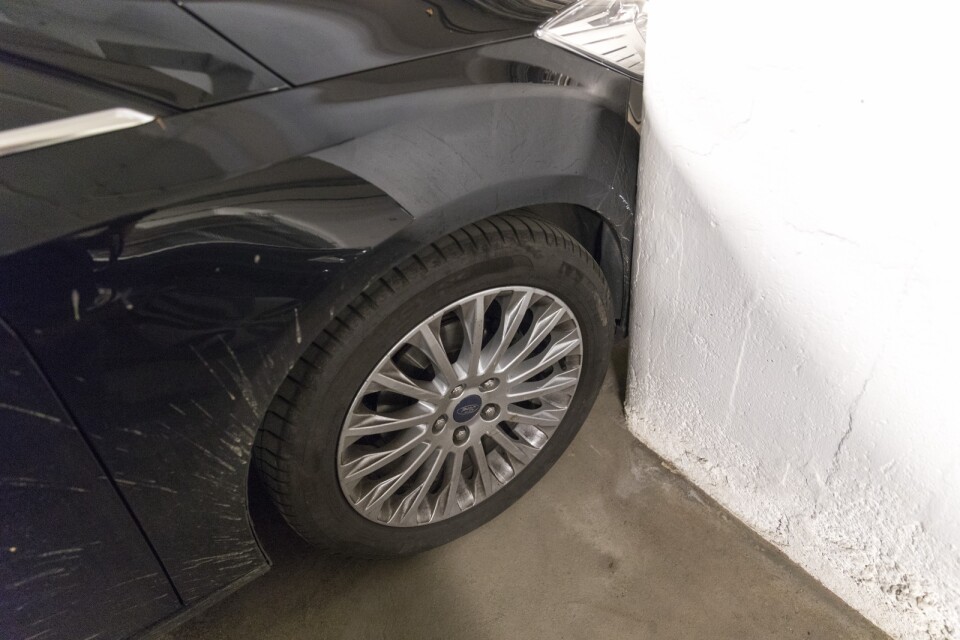 Skribenten har fått bilen skadad på sjukhusets parkering i Kristianstad. Bilden visar en annan typ av parkeringsskada.