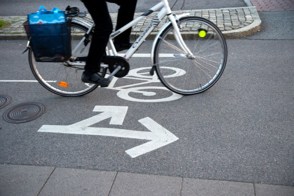 Ta cykeln till jobbet eller affären, om du har möjlighet, uppmanar Miljöpartiet.