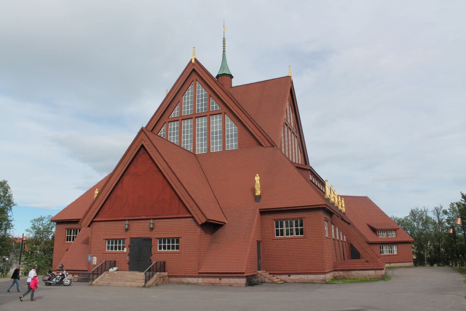 Kirunas berömda träkyrka, invigd 1912 och beställd av Hjalmar Lundbohm och betald av LKAB. År 2025 ska den flyttas, bit för bit.