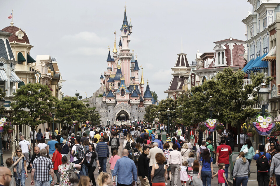 Disneyland utanför Paris öppnar igen. Men så här tätt med folk kommer det inte att bli av virusskäl. Arkivbild.