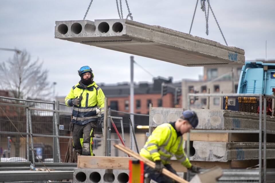 ”Höga byggkostnader och regleringar som gjort bostadsmarknaden till en dåligt fungerande marknad, pekar mot att det dröjer innan bostadsinvesteringarna kommer i gång i Sverige.”