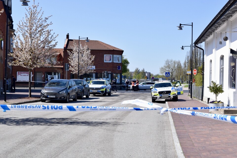En man i 20-årsåldern knivhöggs utanför Station 8, i närheten av stationen i Skurup, på torsdagen.