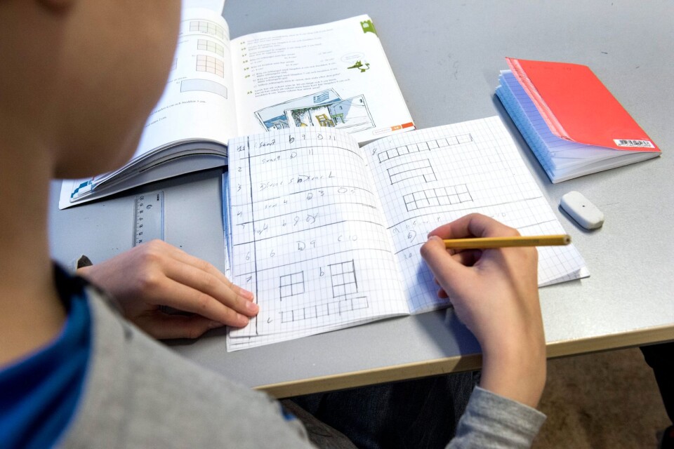 Eleverna i Ystads kommun får bra resultat men skolorna får dåligt med resurser, konstaterar Lärarförbundet i en ny rapport.