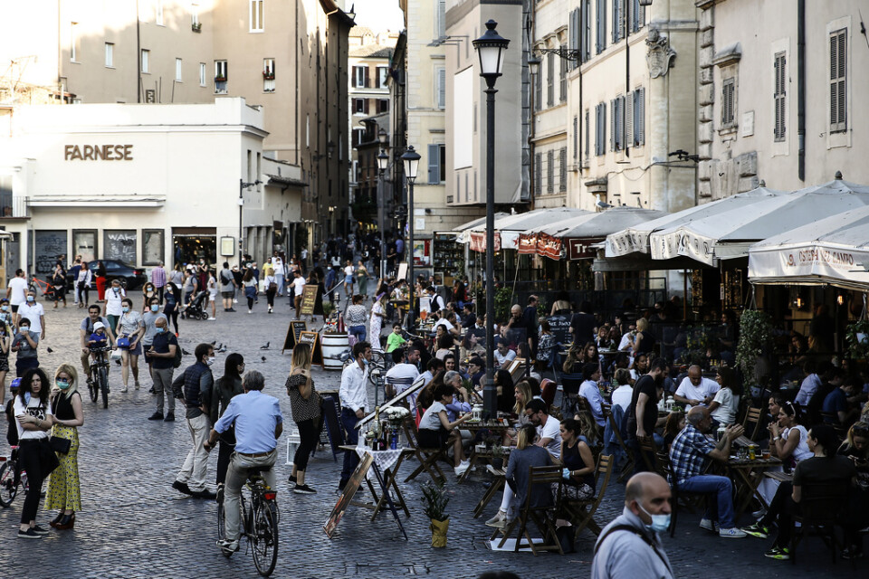 Italienare på ett torg i centrala Rom i söndags.