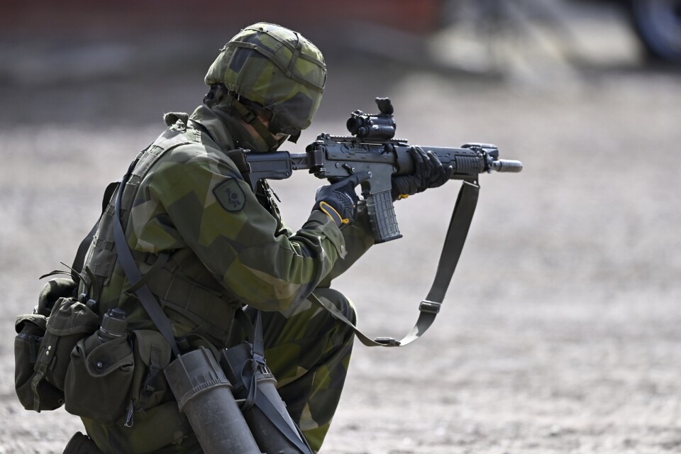 En svensk soldat övar med sin automatkarbin, AK5.