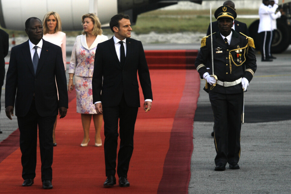 Frankrikes president Emmanuel Macron berättar att 33 upprorsmän dödats i en fransk insats i Mali. Här landar han i Elfenbenskusten på fredagen.