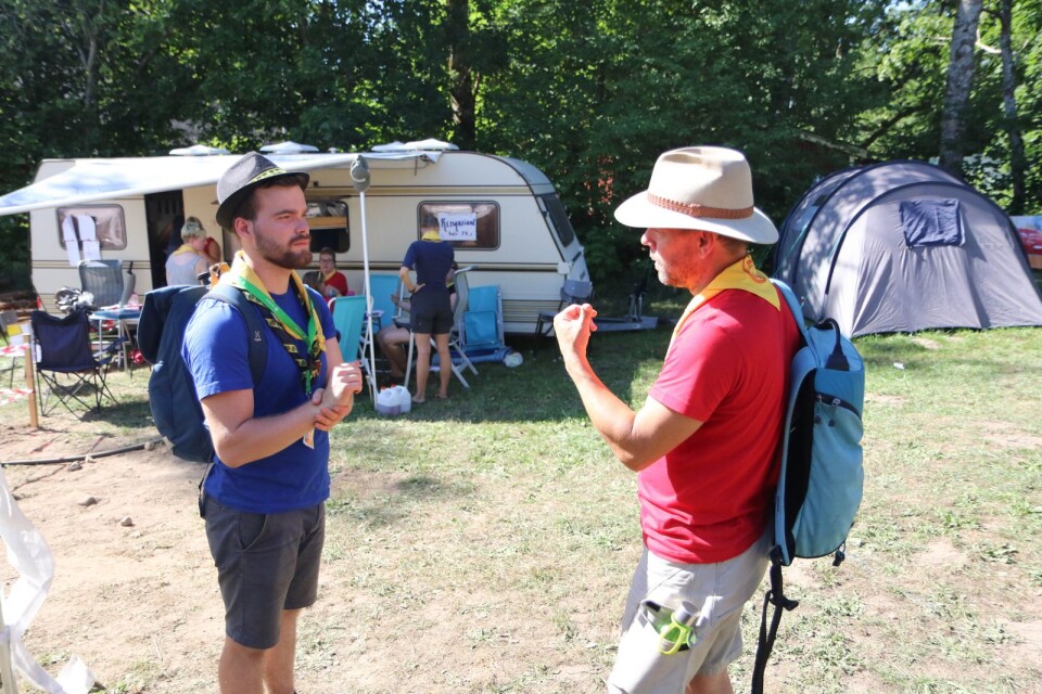 Anton Nilsson och Göran Larsson diskuterar kring en lägerfråga.