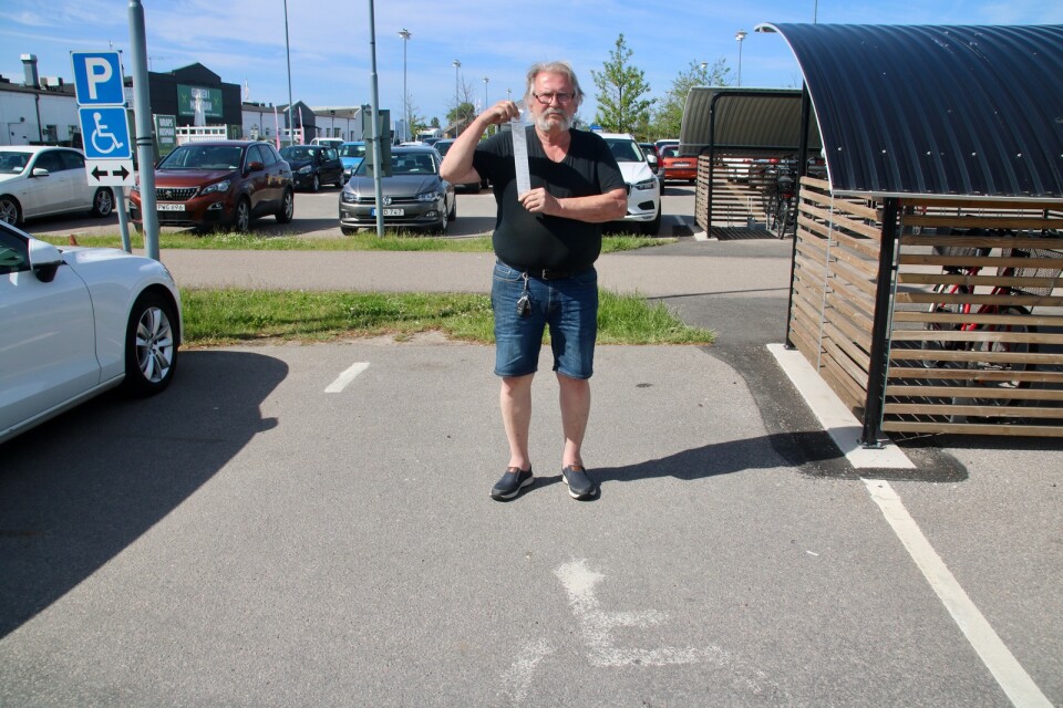Roy Johansson är arg på parkeringsboten på 1 000 kronor.