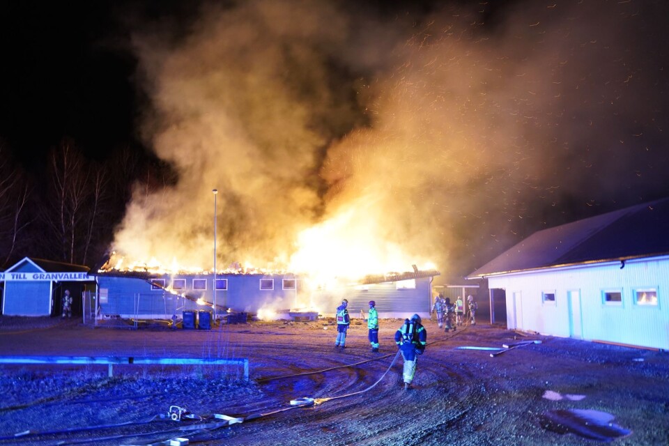 En brand utbröt under natten till fredag i en äldre byggnad vid Granvallen i Gemla.
