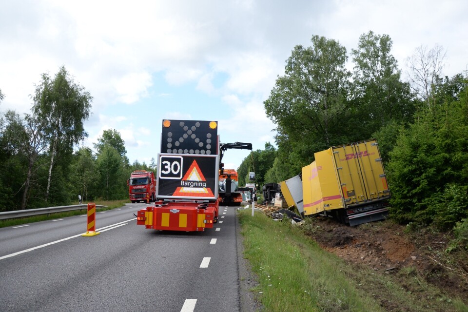 Vägen genom Emmaljunga är i uselt skick på grund av den intensiva lastbilstrafiken, hävdar skribenten. På bilden en lastbil som vält på väg 117 vid Bjärnum.