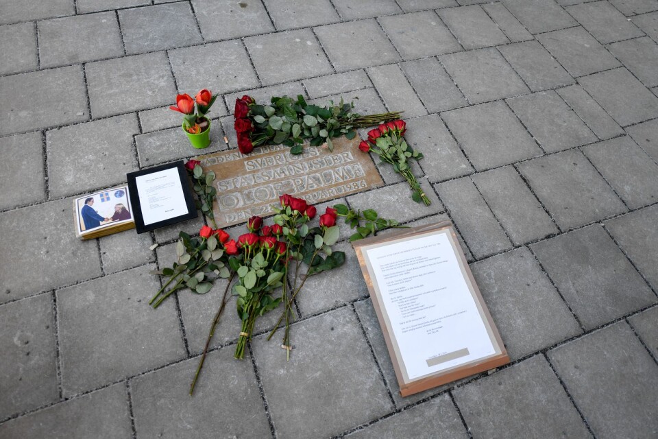 Blommor vid förre statsminister Olof Palmes mordplats i samband med årsdagen av dödsskjutningen på Sveavägen.