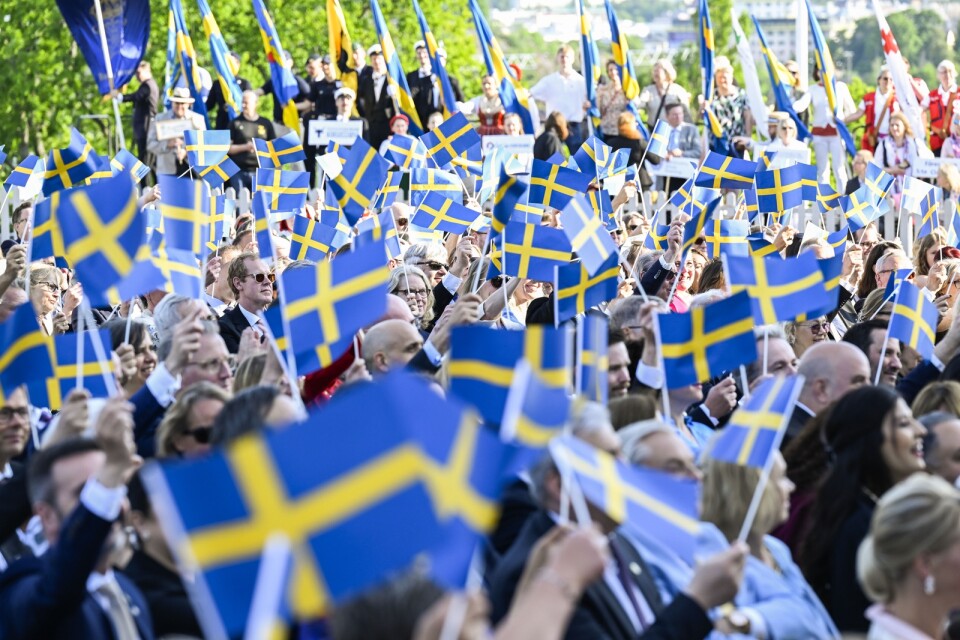 Människor samlas på Skansen för nationaldagsfirande.