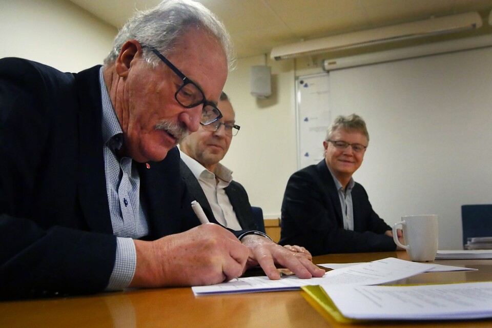 Avgående kommunalrådet Kent Mårtensson (S) skriver under kontraktet.