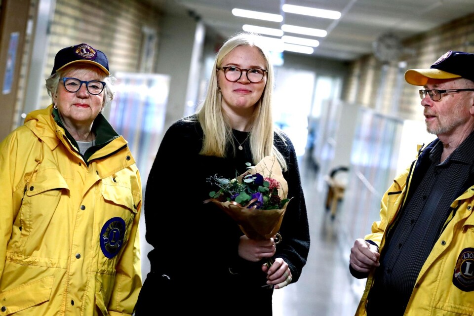 Ebba Lundin gratulerades av Gunnel Dahlgren och Sven-Marcus Obring från Lions i Nybro.