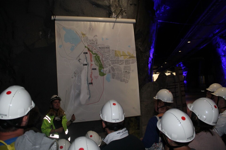 I LKAB:s besöksgruva djupt under marken visar en guide nyfikna turister hur gruvan är tänkt att expandera österut, och vilka delar av staden som därmed måste flytta.