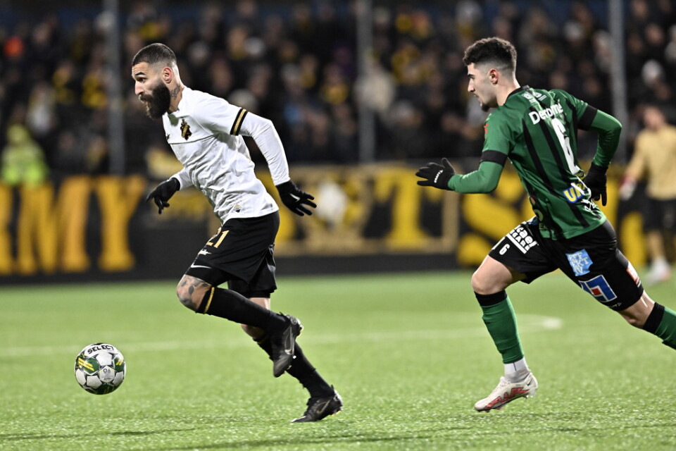AIK:s mittfältare Jimmy Durmaz till vänster.