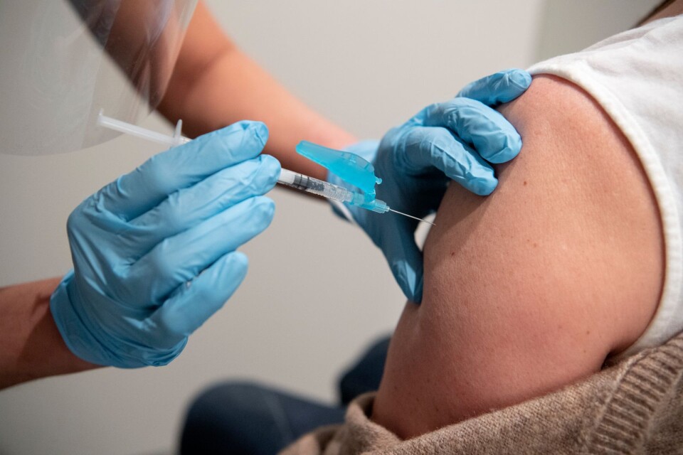 Region Blekinge meddelar att man nu enbart kommer att erbjuda Astra Zenecas vaccin till personer över 65 år. Detta efter att vårdcentraler tvingats slänga vaccindoser på grund av att många tackat nej.