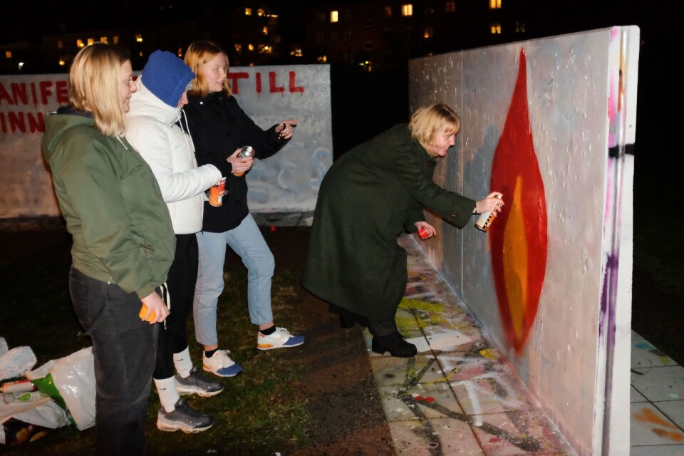 Sonja Persson, Maya Karlsson-Schmidt, Saga Nihlén och Nora Persson hjälps åt att skapa ljuslågan på en av allmänhetens graffitiväggar vid Åvalla.