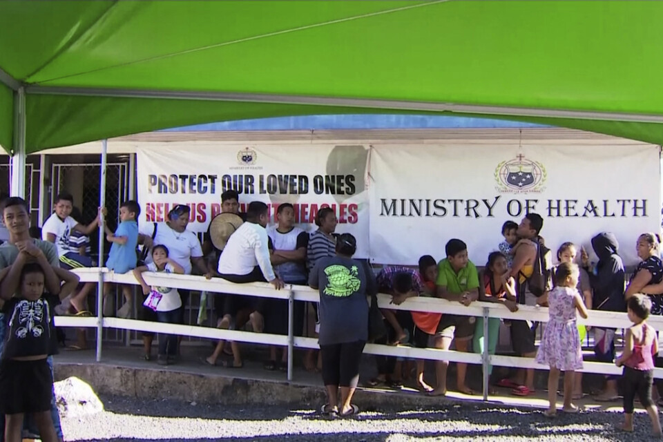 Människor utanför ett akutvårdinsatscenter i Apia i Samoa i torsdags.