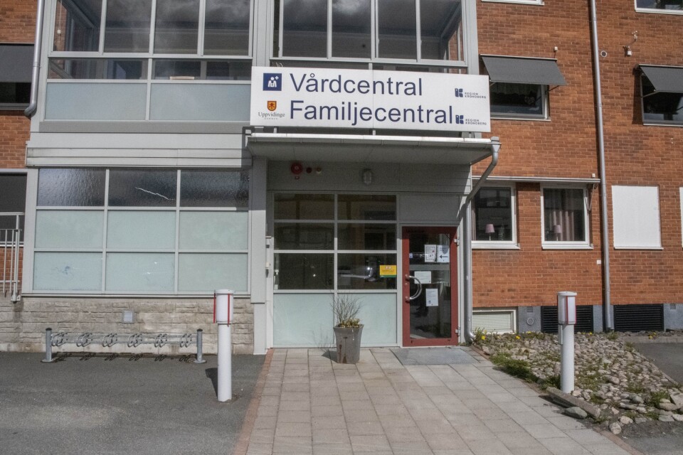 ”Regionens nya politiska ledning (Socialdemokrater och Moderater) har gett besked att de vill göra en översyn av antalet vårdcentraler i länet”, skriver C i Kronoberg. På bilden syns vårdcentralen i Åseda.