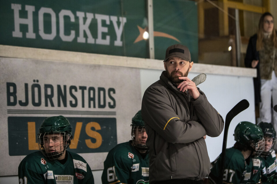 Peter (Ulf Stenberg) börjar träna hockeyjuniorer när han lagt NHL-karriären på hyllan i "Björnstad". Pressbild.