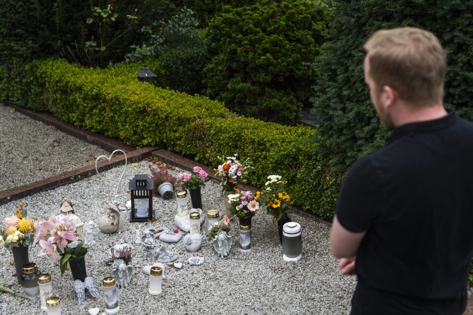 Peter Kjellkvist, bror till mördade Johanna, 27, vid kyrkogården där systern ligger begravd.