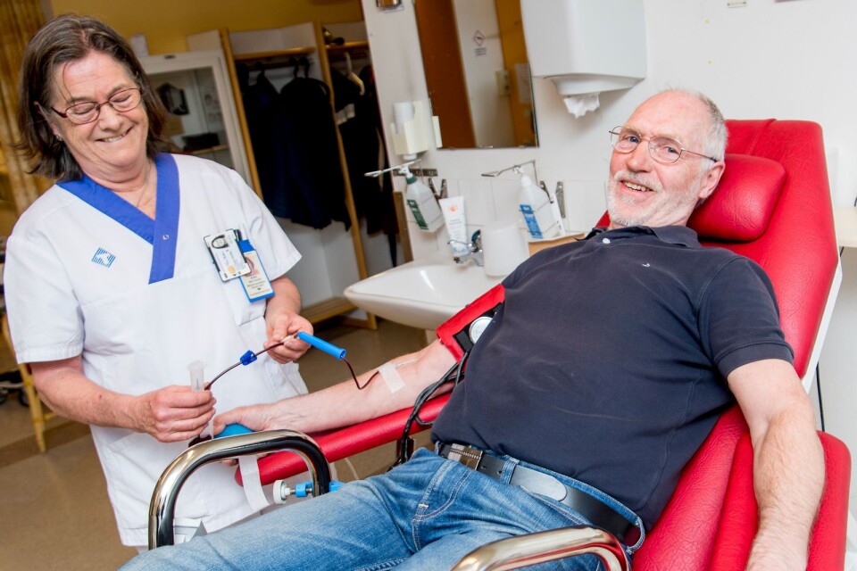 ”Nu får jag ju bara ge blod tre gånger per år, tidigare var det fyra gånger”, säger Leif Breideman. Inger Mattsson förklarar att det handlar om åldern.