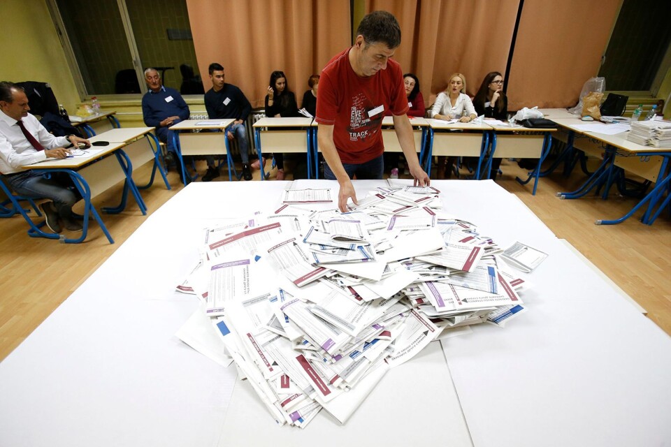 Rösträkningen ska precis inledas i en vallokal i Sarajevo.